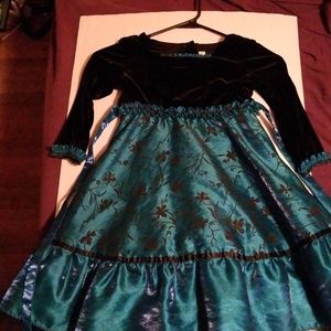 Size Girls 4 dress. Only worn once. Very beautiful